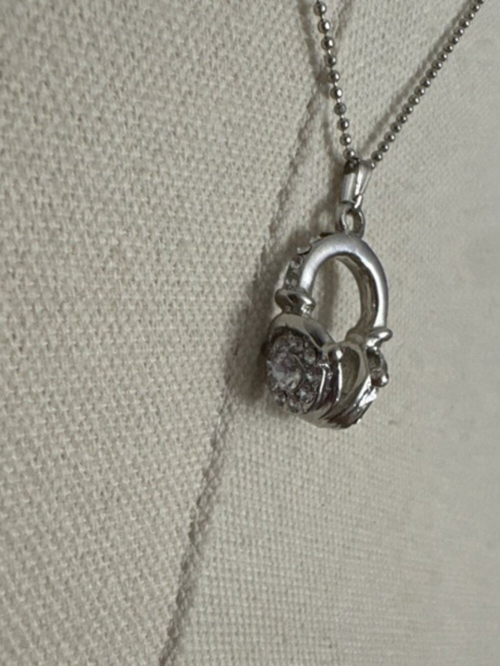 Necklace with rhinestone headphones Pendant - Picture 2 of 4